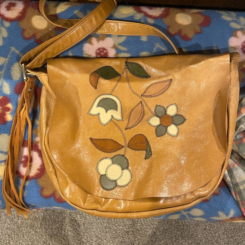 Hobo bag. Very nice and stylish.